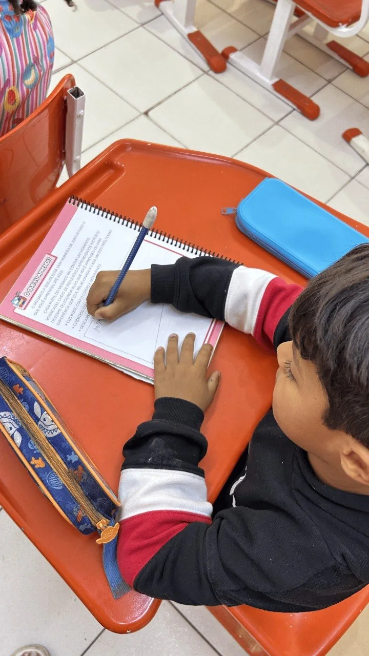 Atividade em caderno com acompanhamento pedagógico